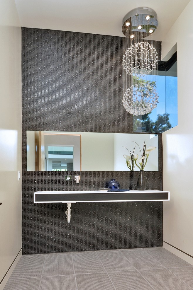 Imagen de cuarto de baño rectangular contemporáneo con baldosas y/o azulejos grises, baldosas y/o azulejos en mosaico y paredes blancas
