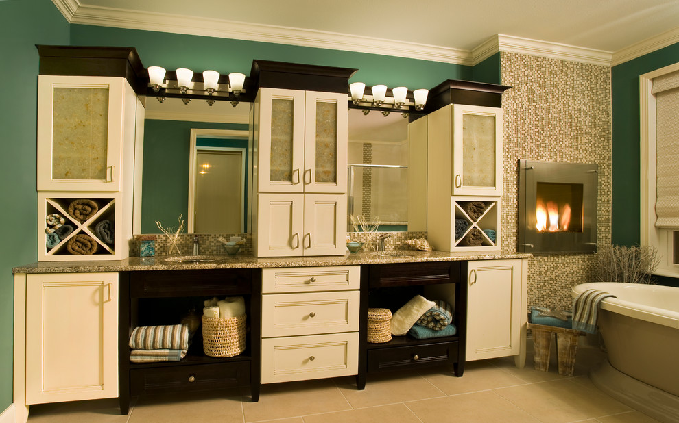 Klassisk inredning av ett stort en-suite badrum, med ett konsol handfat, möbel-liknande, skåp i ljust trä, granitbänkskiva, ett platsbyggt badkar, flerfärgad kakel, keramikplattor, blå väggar och klinkergolv i keramik