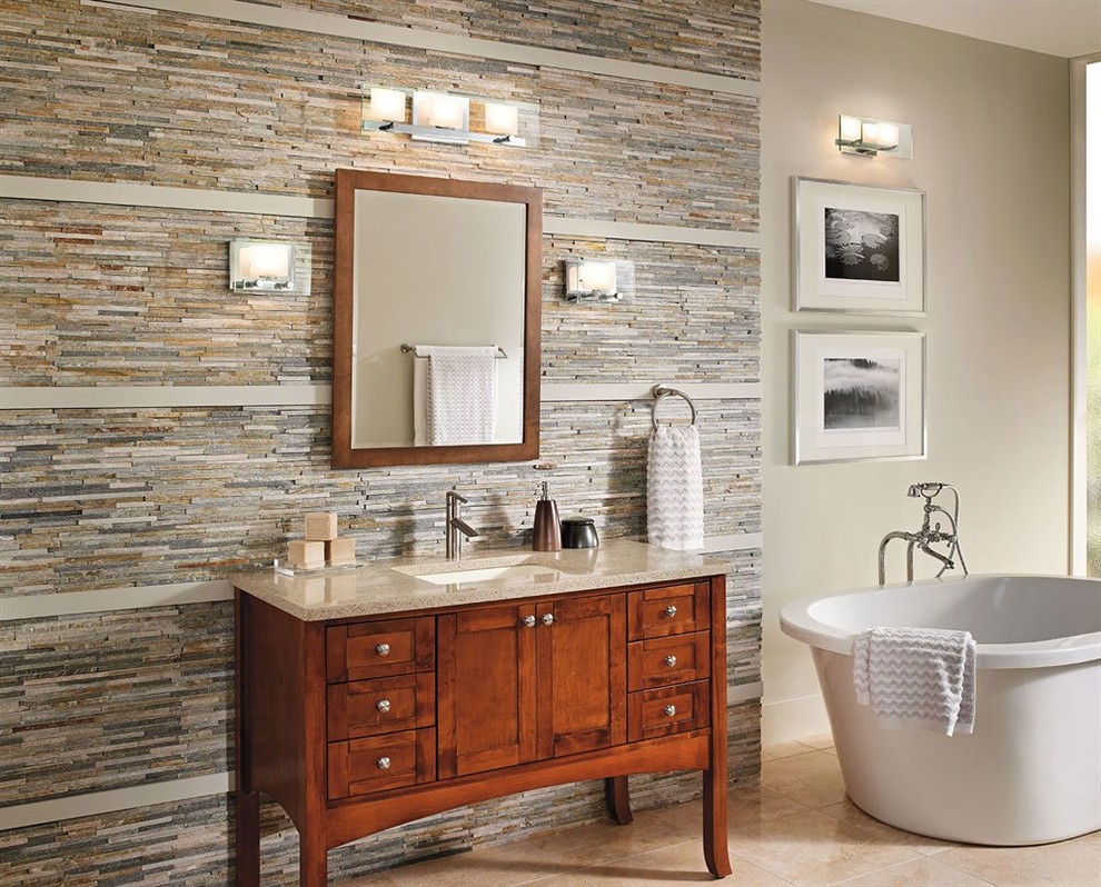 Exemple d'une salle de bain principale moderne en bois brun avec un placard en trompe-l'oeil, une baignoire indépendante, un carrelage beige, des carreaux en allumettes, un mur beige, un sol en carrelage de céramique et un lavabo intégré.