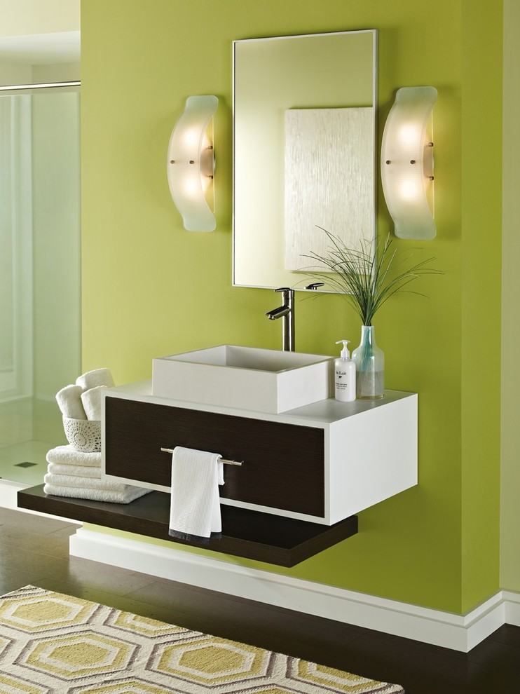 Inredning av ett modernt mellanstort badrum, med vita skåp, gröna väggar, mörkt trägolv, ett fristående handfat och laminatbänkskiva