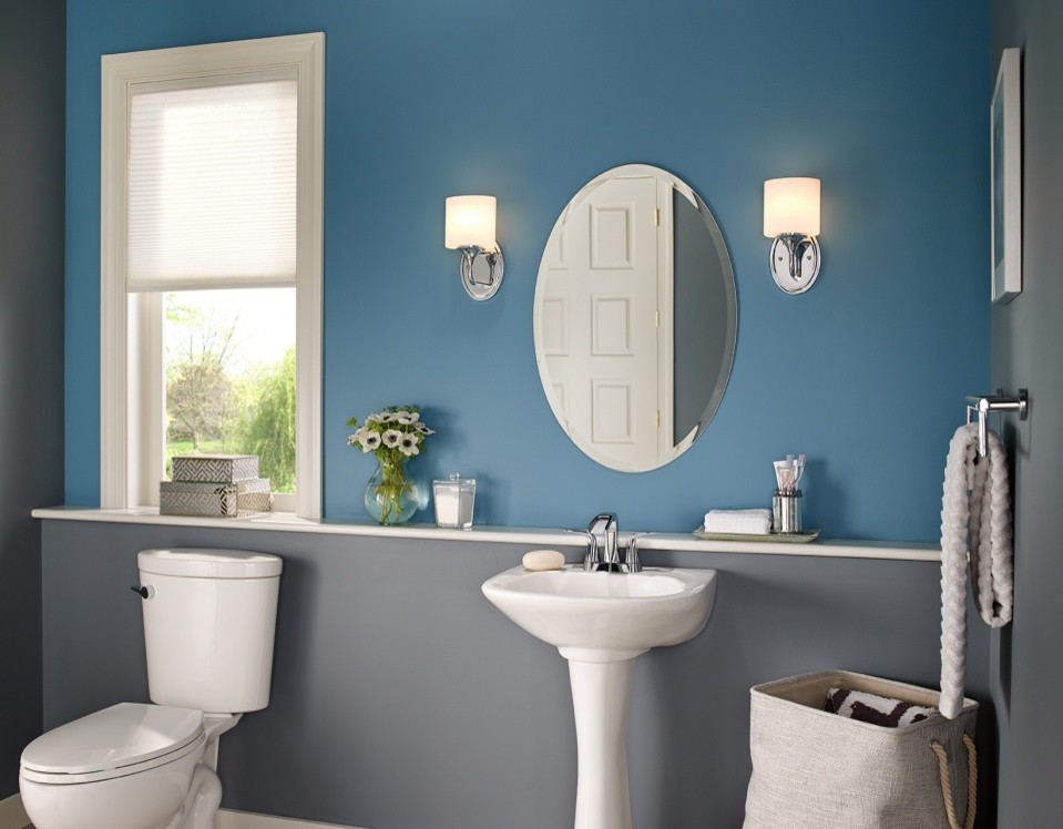 Ispirazione per una piccola stanza da bagno con doccia chic con WC a due pezzi, pareti blu e lavabo a colonna