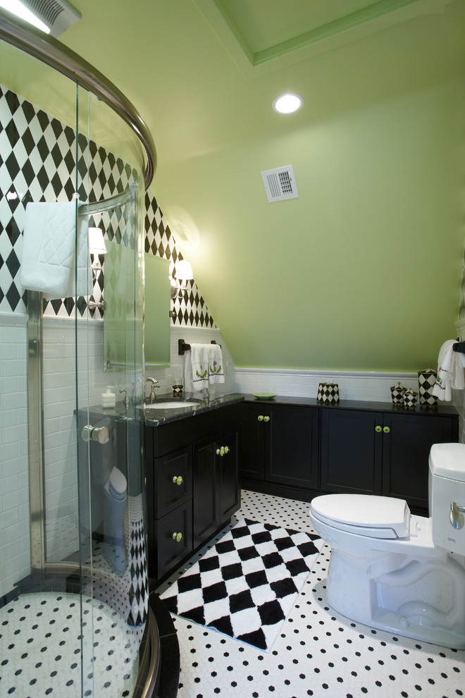 Inredning av ett klassiskt mellanstort badrum, med ett undermonterad handfat, släta luckor, svarta skåp, marmorbänkskiva, en hörndusch, en toalettstol med separat cisternkåpa, flerfärgad kakel, keramikplattor, gröna väggar och klinkergolv i keramik