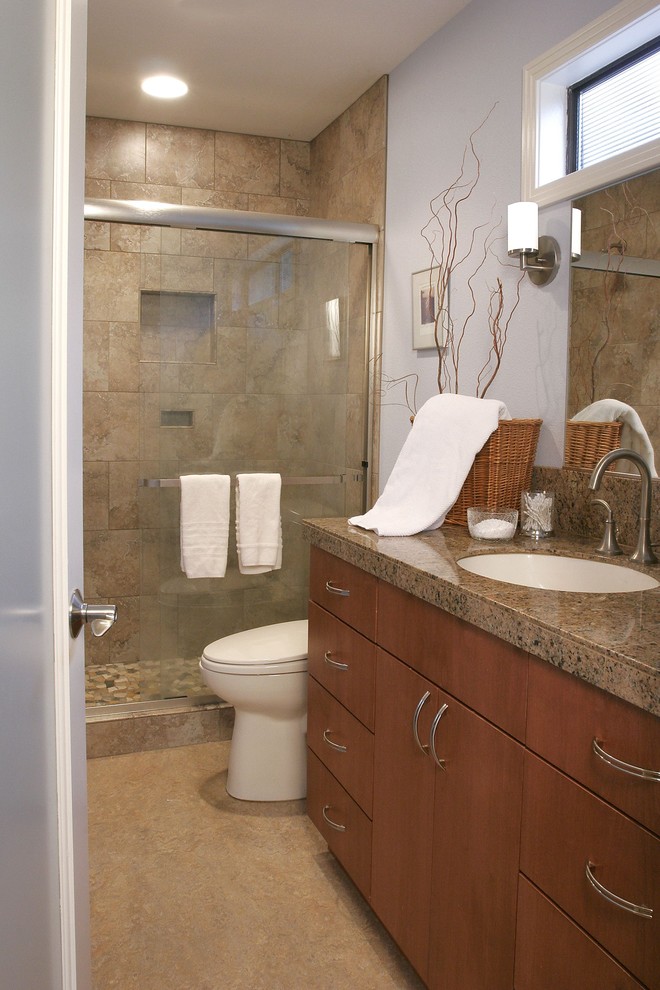 Immagine di una stanza da bagno minimal con lavabo sottopiano, ante lisce, ante in legno scuro, doccia alcova e piastrelle beige