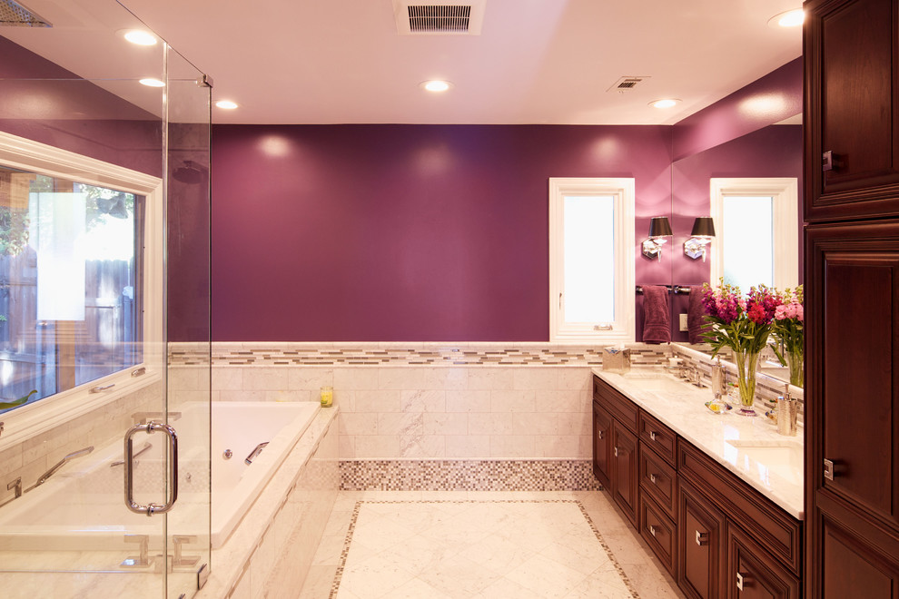 Foto de cuarto de baño rectangular contemporáneo con baldosas y/o azulejos en mosaico