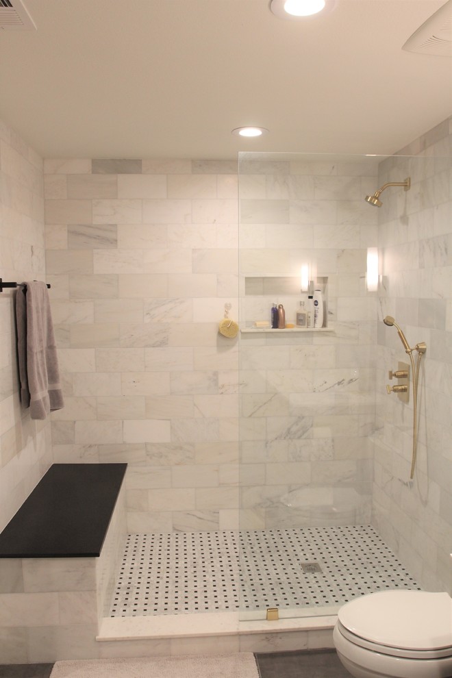 Bild på ett mellanstort funkis en-suite badrum, med skåp i shakerstil, svarta skåp, en toalettstol med separat cisternkåpa, vit kakel, marmorkakel, vita väggar, klinkergolv i keramik, ett undermonterad handfat, marmorbänkskiva, grått golv och med dusch som är öppen