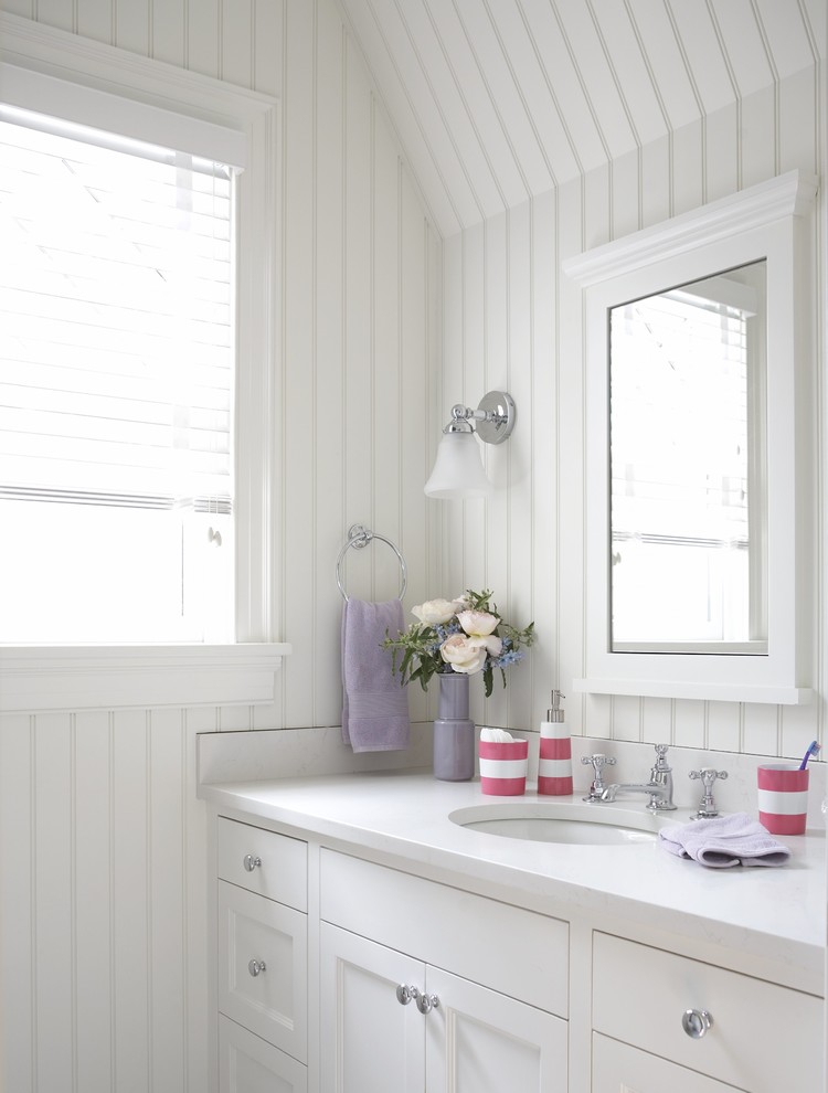 Esempio di una stanza da bagno chic di medie dimensioni con ante con riquadro incassato, ante bianche, pareti bianche e lavabo sottopiano