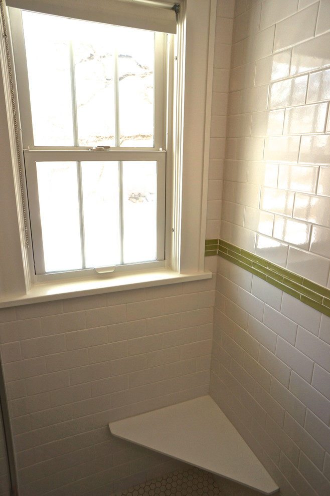 Idee per una piccola stanza da bagno con doccia tradizionale con doccia alcova, WC a due pezzi, piastrelle multicolore, piastrelle in ceramica, pareti bianche, pavimento in gres porcellanato e lavabo a colonna