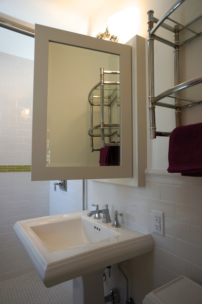 Idéer för ett litet klassiskt badrum med dusch, med en dusch i en alkov, en toalettstol med separat cisternkåpa, flerfärgad kakel, keramikplattor, vita väggar, klinkergolv i porslin och ett piedestal handfat