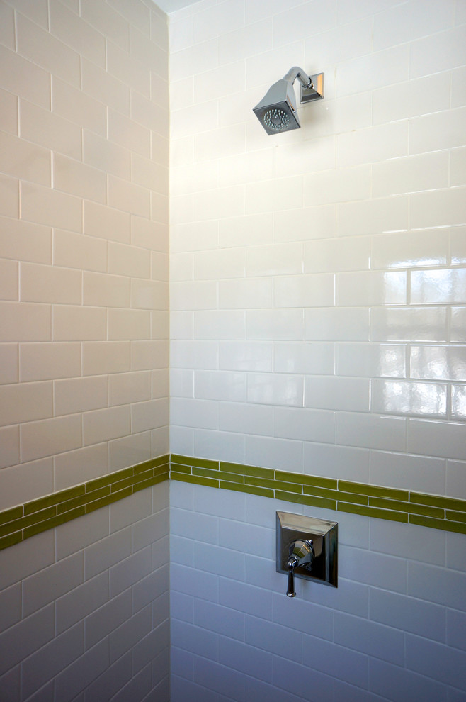 На фото: маленькая ванная комната в классическом стиле с душем в нише, раздельным унитазом, разноцветной плиткой, керамической плиткой, белыми стенами, полом из керамогранита, душевой кабиной и раковиной с пьедесталом для на участке и в саду с