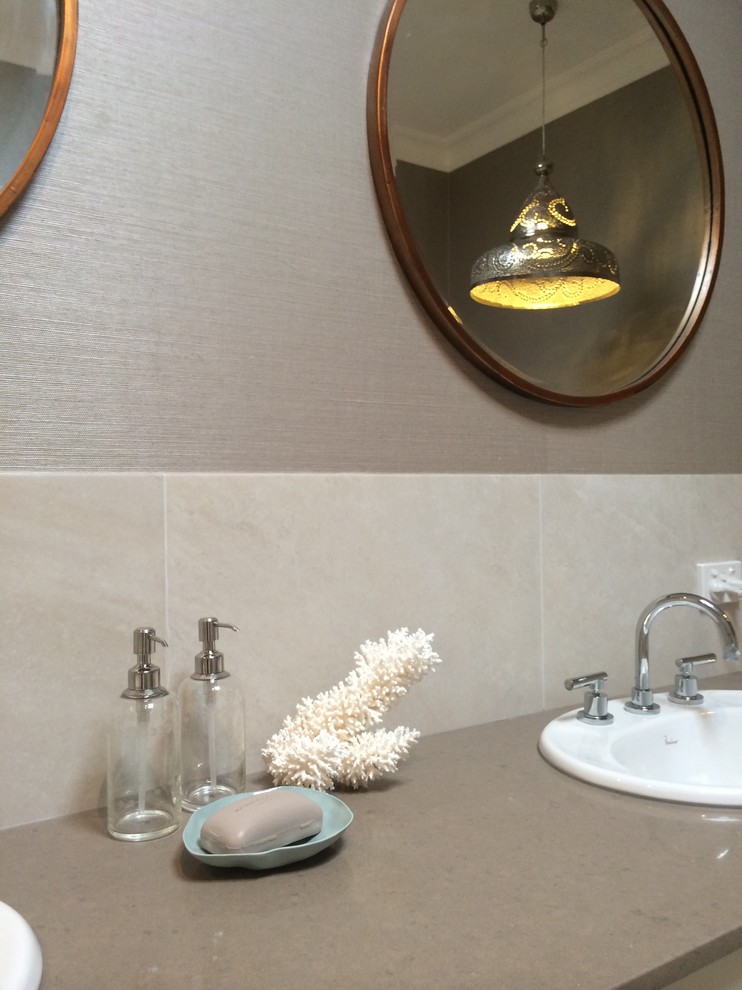Mittelgroßes Stilmix Badezimmer mit Granit-Waschbecken/Waschtisch, freistehender Badewanne, Eckdusche, Toilette mit Aufsatzspülkasten, beigen Fliesen, Keramikfliesen und Porzellan-Bodenfliesen in Wollongong