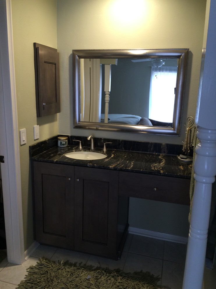 Ejemplo de cuarto de baño minimalista pequeño con lavabo bajoencimera, armarios con paneles empotrados, puertas de armario de madera en tonos medios, encimera de mármol, paredes beige y aseo y ducha