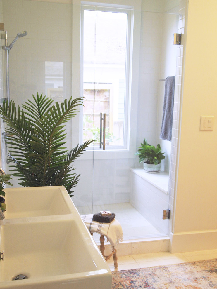 Foto de cuarto de baño principal ecléctico grande con paredes blancas, suelo de piedra caliza, suelo blanco y ducha con puerta con bisagras