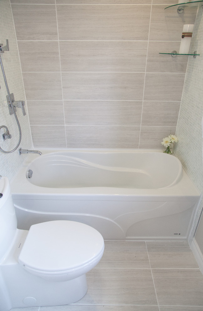 Стильный дизайн: ванная комната среднего размера в современном стиле с врезной раковиной, ванной в нише, душем над ванной, унитазом-моноблоком, серой плиткой, керамогранитной плиткой, белыми стенами и полом из керамической плитки - последний тренд