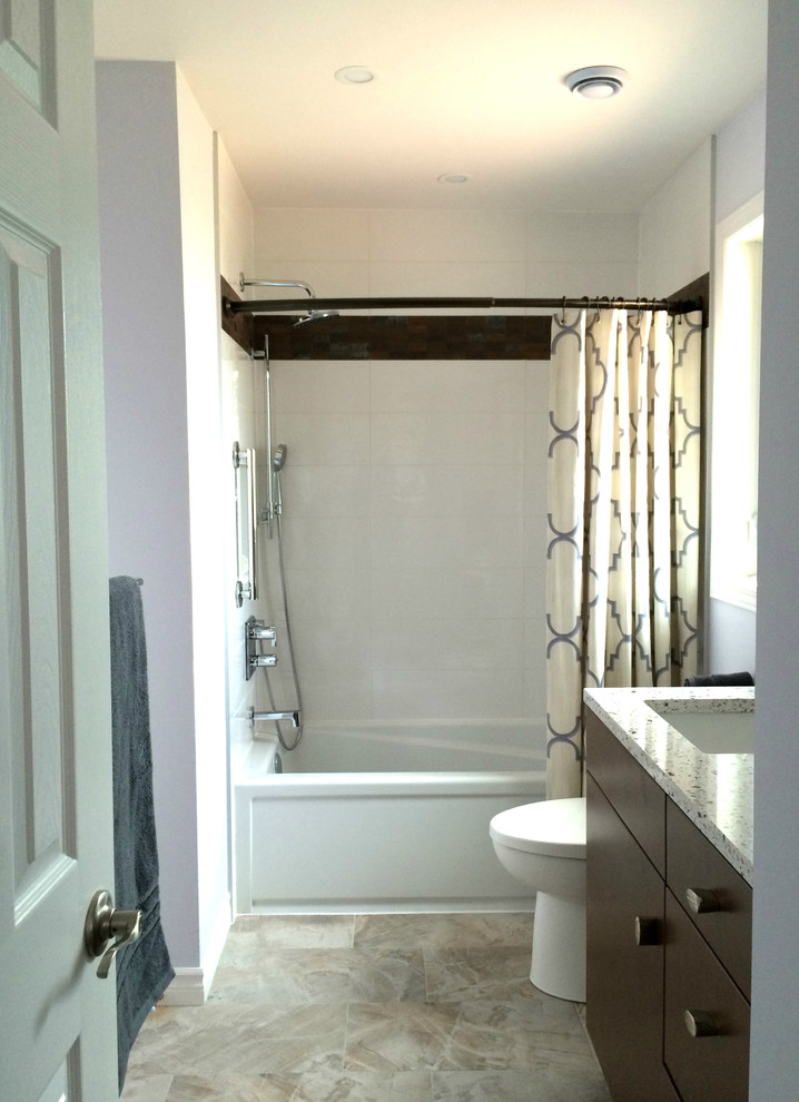 Пример оригинального дизайна: ванная комната среднего размера в стиле неоклассика (современная классика) с плоскими фасадами, темными деревянными фасадами, душем над ванной, белой плиткой, керамогранитной плиткой, фиолетовыми стенами, полом из керамогранита, врезной раковиной, ванной в нише, душевой кабиной и столешницей из искусственного кварца