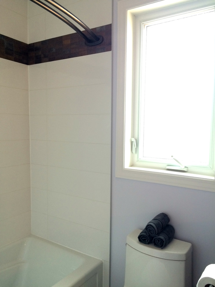 Inspiration för ett mellanstort vintage badrum med dusch, med lila väggar, klinkergolv i porslin, släta luckor, skåp i mörkt trä, ett badkar i en alkov, en dusch/badkar-kombination, vit kakel, porslinskakel, ett undermonterad handfat och bänkskiva i kvarts