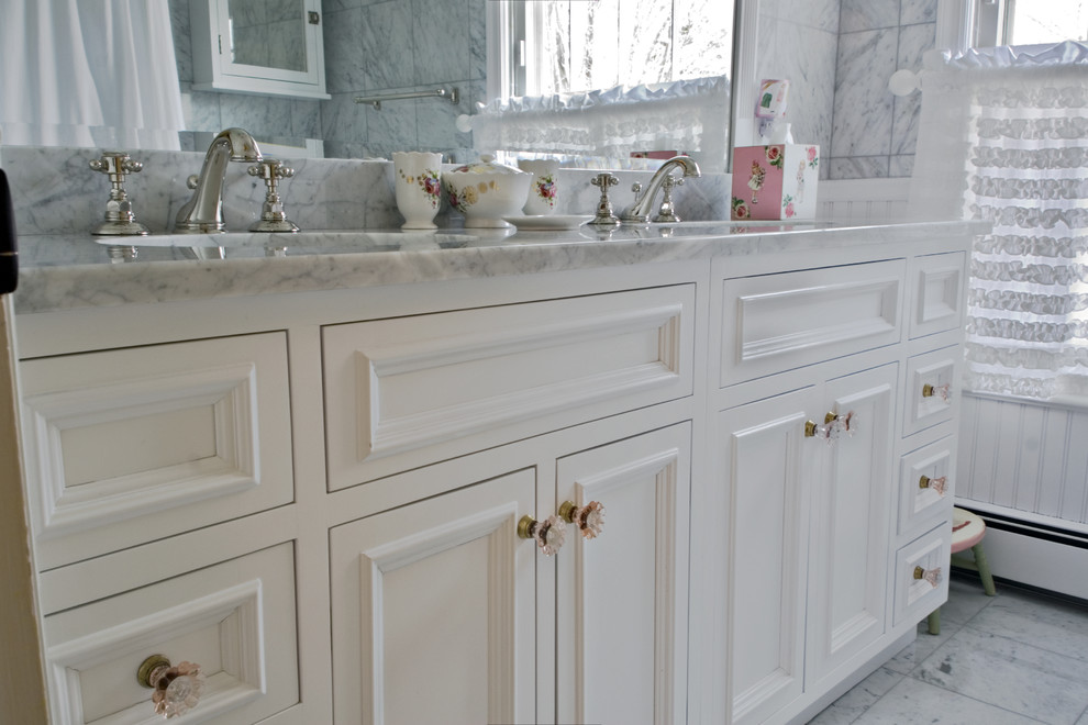 Idéer för att renovera ett mellanstort vintage en-suite badrum, med ett undermonterad handfat, möbel-liknande, vita skåp, marmorbänkskiva, ett badkar i en alkov, en dusch/badkar-kombination, en toalettstol med separat cisternkåpa, vit kakel, stenkakel, vita väggar och marmorgolv