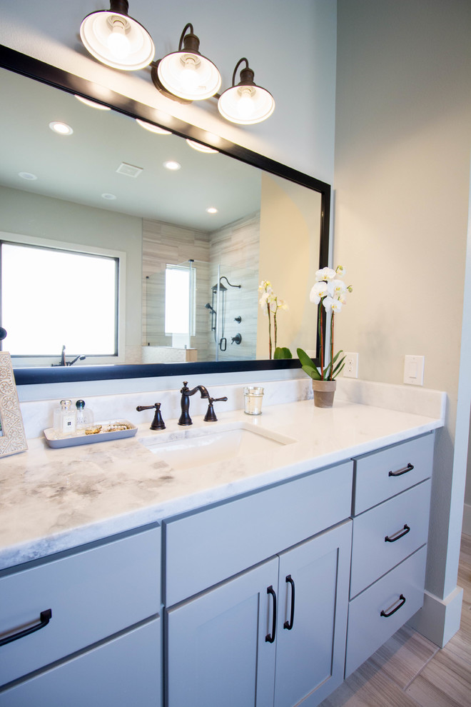 Exempel på ett stort modernt en-suite badrum, med skåp i shakerstil, grå skåp, en hörndusch, grå väggar, ett undermonterad handfat, beiget golv och dusch med gångjärnsdörr