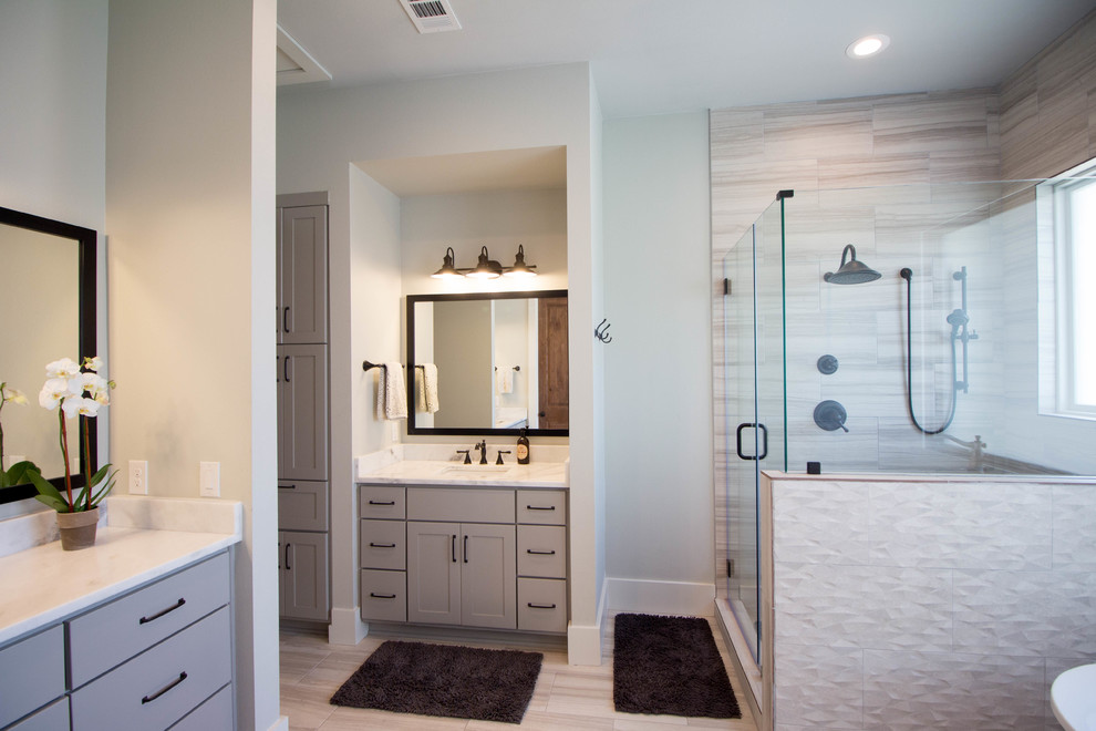 Inspiration pour une grande salle de bain principale design avec un placard à porte shaker, des portes de placard grises, une douche d'angle, un mur gris, un lavabo encastré, un sol beige et une cabine de douche à porte battante.