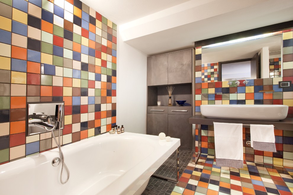 На фото: главная ванная комната среднего размера в стиле модернизм с отдельно стоящей ванной, настольной раковиной, керамической плиткой, полом из керамической плитки, разноцветными стенами и разноцветным полом с