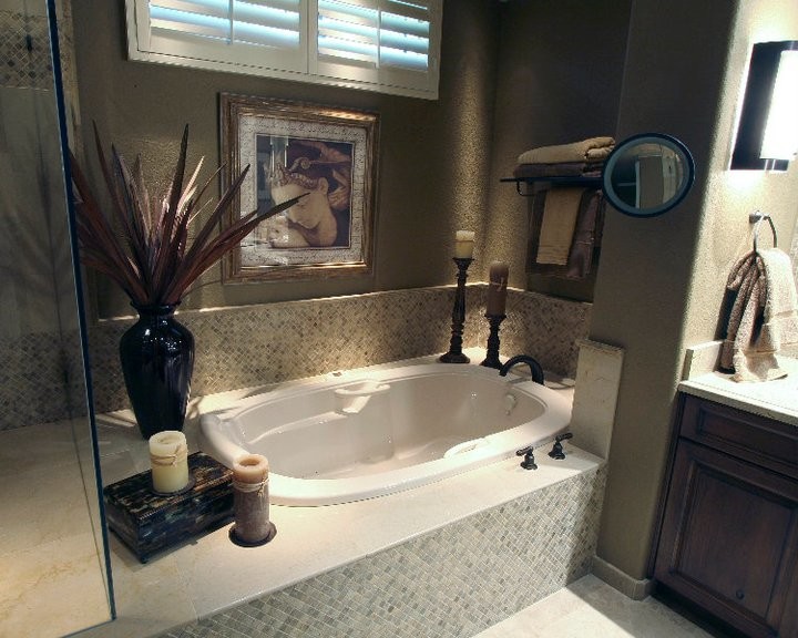Идея дизайна: главная ванная комната среднего размера в классическом стиле с фасадами в стиле шейкер, темными деревянными фасадами, накладной ванной, серой плиткой и зелеными стенами