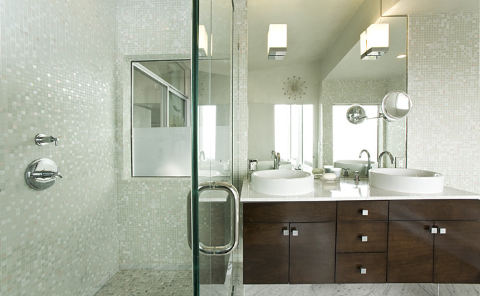 Ejemplo de cuarto de baño contemporáneo con suelo de mármol