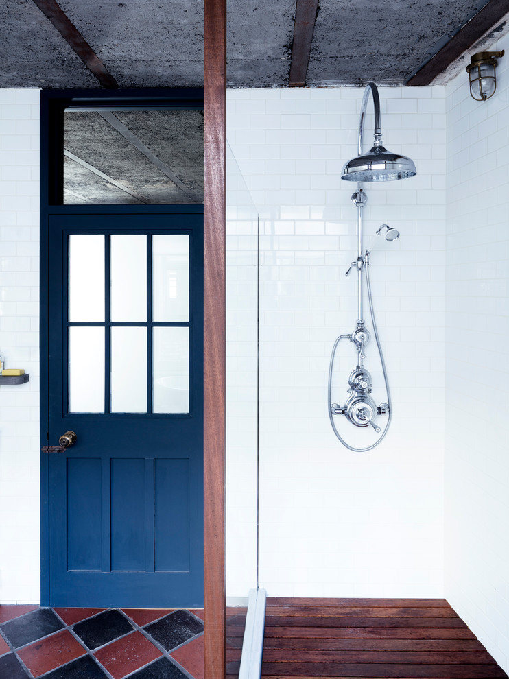 Источник вдохновения для домашнего уюта: ванная комната среднего размера в стиле лофт с открытым душем, плиткой кабанчик, белыми стенами, полом из керамической плитки и разноцветным полом