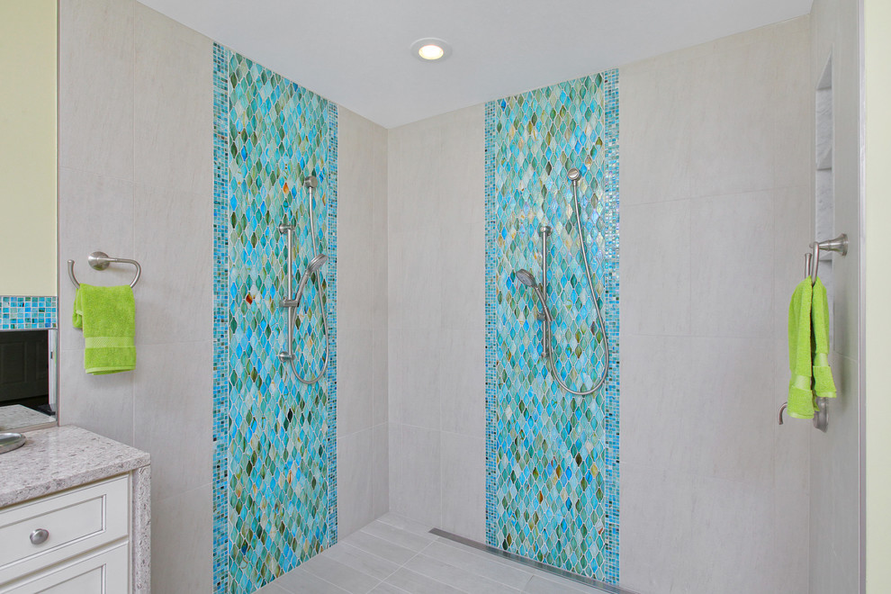 Стильный дизайн: большая ванная комната в современном стиле с врезной раковиной, фасадами с утопленной филенкой, светлыми деревянными фасадами, столешницей из искусственного кварца, открытым душем, раздельным унитазом, синей плиткой, стеклянной плиткой, серыми стенами и полом из керамогранита - последний тренд