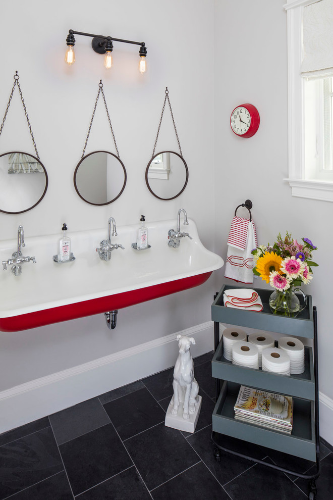 Свежая идея для дизайна: ванная комната в морском стиле с серыми стенами и раковиной с несколькими смесителями - отличное фото интерьера