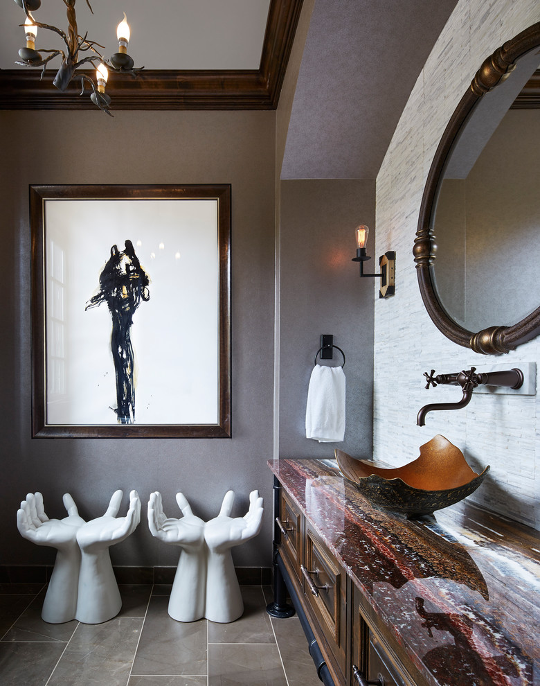 Inspiration för mellanstora moderna badrum med dusch, med grå väggar, ett fristående handfat, luckor med upphöjd panel, skåp i mörkt trä, granitbänkskiva, en toalettstol med separat cisternkåpa, klinkergolv i keramik och grått golv
