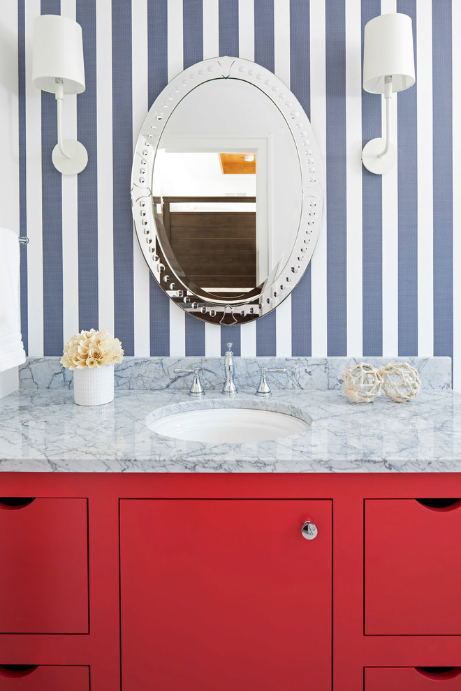 Exempel på ett mellanstort maritimt badrum med dusch, med släta luckor, röda skåp, flerfärgade väggar, ett undermonterad handfat, en kantlös dusch, en toalettstol med separat cisternkåpa, klinkergolv i keramik, marmorbänkskiva, vitt golv och dusch med gångjärnsdörr