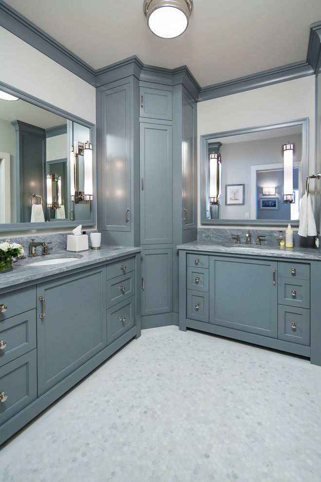 Immagine di una stanza da bagno chic con ante in stile shaker, ante blu, pareti grigie, lavabo sottopiano e top in marmo