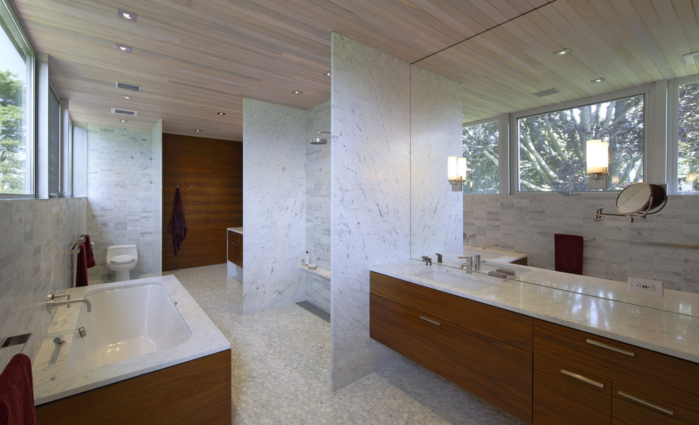 Inspiration för ett funkis badrum, med ett undermonterad handfat, släta luckor, skåp i mellenmörkt trä, ett undermonterat badkar, en öppen dusch, vit kakel och med dusch som är öppen