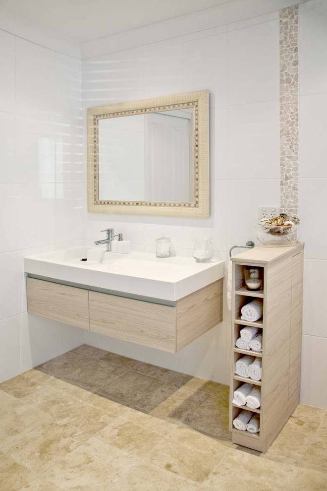 Идея дизайна: ванная комната в современном стиле с плоскими фасадами, светлыми деревянными фасадами и белой плиткой