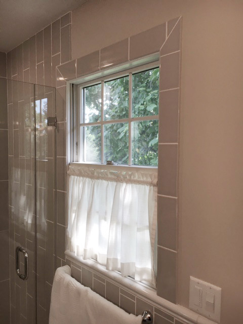 Пример оригинального дизайна: маленькая главная ванная комната в современном стиле с фасадами в стиле шейкер, серыми фасадами, душем в нише, унитазом-моноблоком, серой плиткой, плиткой кабанчик, серыми стенами, полом из мозаичной плитки, врезной раковиной, столешницей из искусственного кварца, белым полом и душем с распашными дверями для на участке и в саду