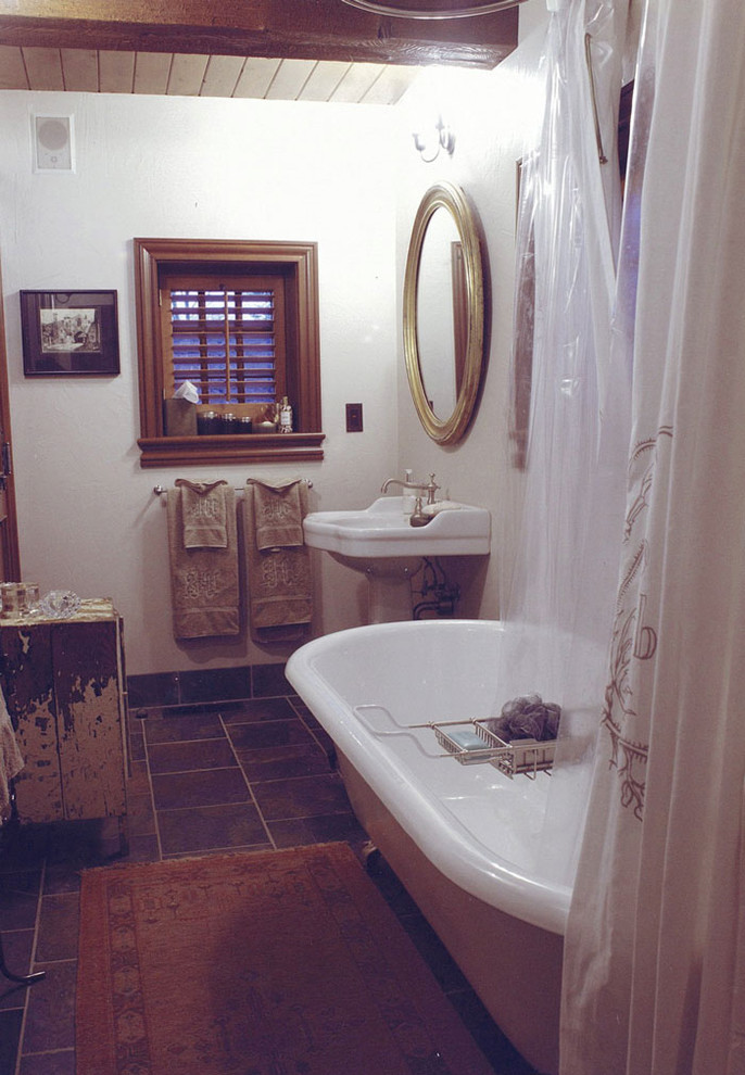 Shabby-Chic Badezimmer mit Löwenfuß-Badewanne und Sockelwaschbecken in Portland