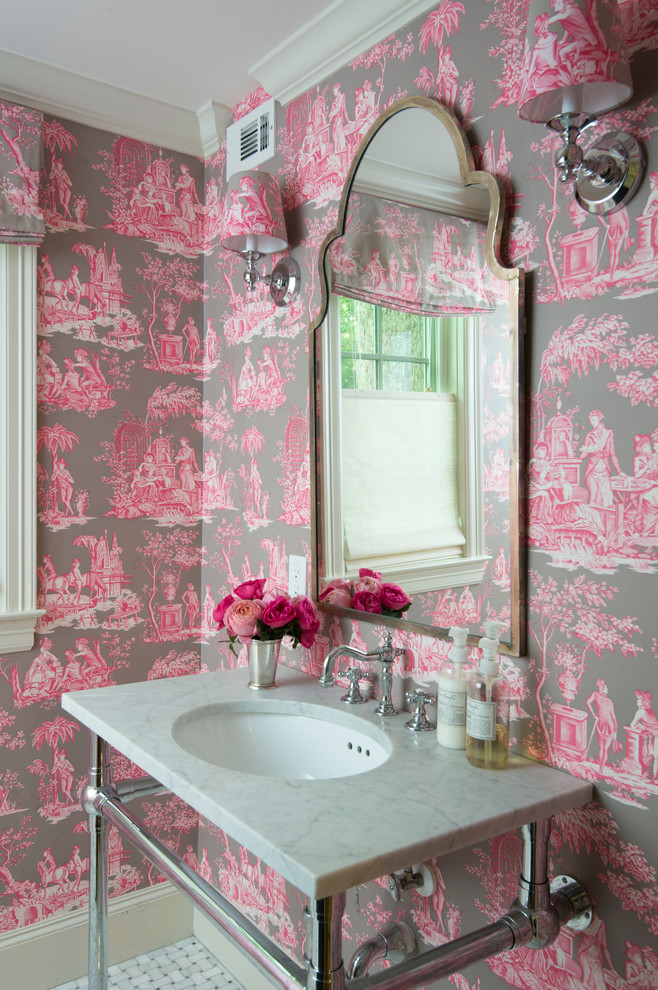 Foto på ett vintage badrum, med ett undermonterad handfat, flerfärgade väggar och mosaikgolv