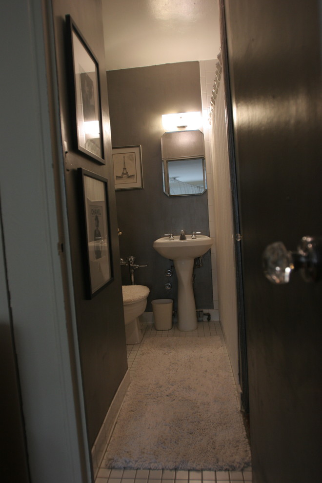 Diseño de cuarto de baño clásico pequeño con sanitario de una pieza, paredes marrones, suelo de baldosas de porcelana, aseo y ducha, lavabo con pedestal y suelo blanco