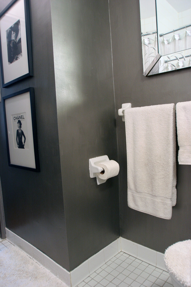 Idee per una piccola stanza da bagno con doccia chic con WC monopezzo, pareti marroni, pavimento in gres porcellanato, lavabo a colonna e pavimento bianco