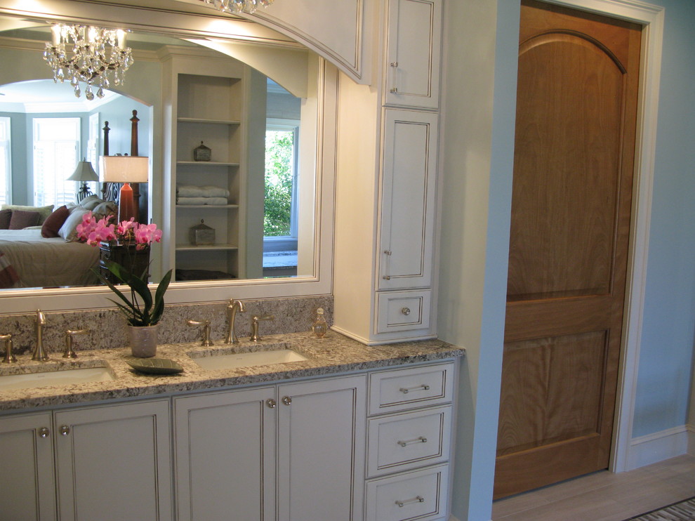 Exempel på ett stort klassiskt badrum, med ett undermonterad handfat, släta luckor, vita skåp, marmorbänkskiva, en öppen dusch, beige kakel, porslinskakel, blå väggar och klinkergolv i porslin