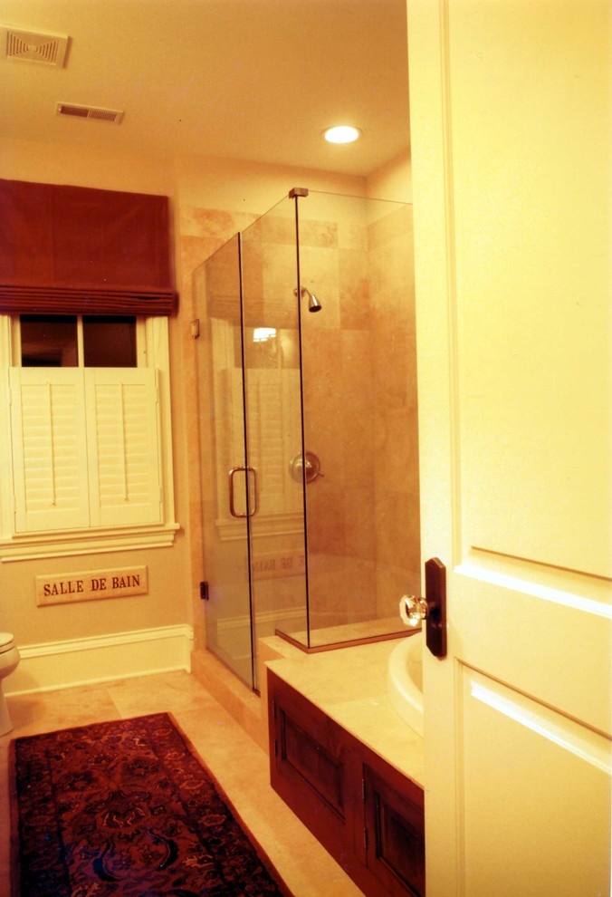 Aménagement d'une petite salle de bain campagne avec un lavabo encastré, un placard à porte shaker, des portes de placard blanches, un plan de toilette en marbre, un bain bouillonnant, une douche ouverte, WC séparés, un mur beige et un sol en marbre.