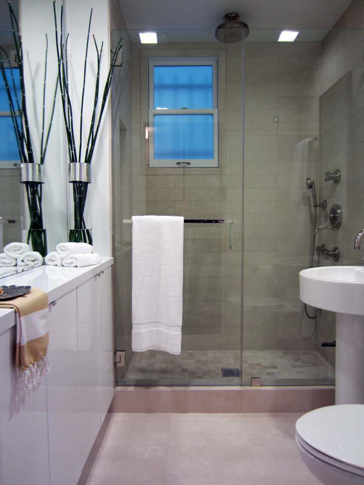 Diseño de cuarto de baño actual con lavabo con pedestal y ventanas