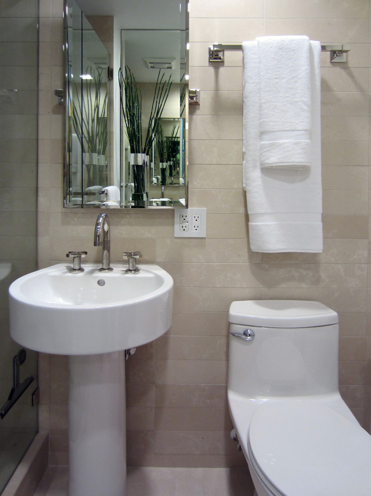 Immagine di una stanza da bagno minimal con lavabo a colonna
