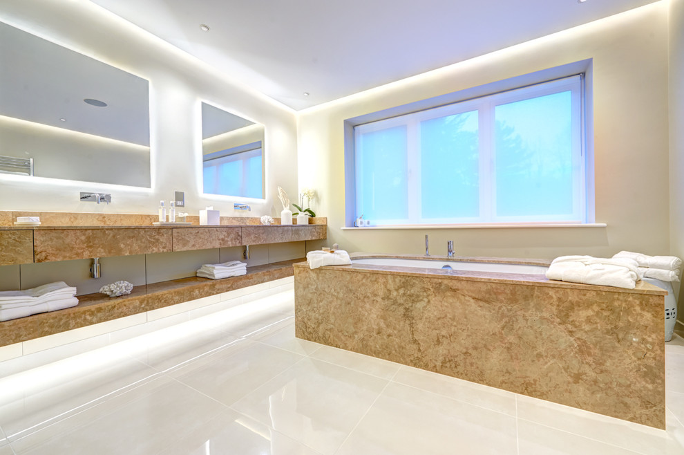 Стильный дизайн: большая детская ванная комната в современном стиле с белыми фасадами, инсталляцией, керамогранитной плиткой, полом из керамогранита, накладной раковиной, мраморной столешницей, отдельно стоящей ванной, открытым душем, белой плиткой и серыми стенами - последний тренд