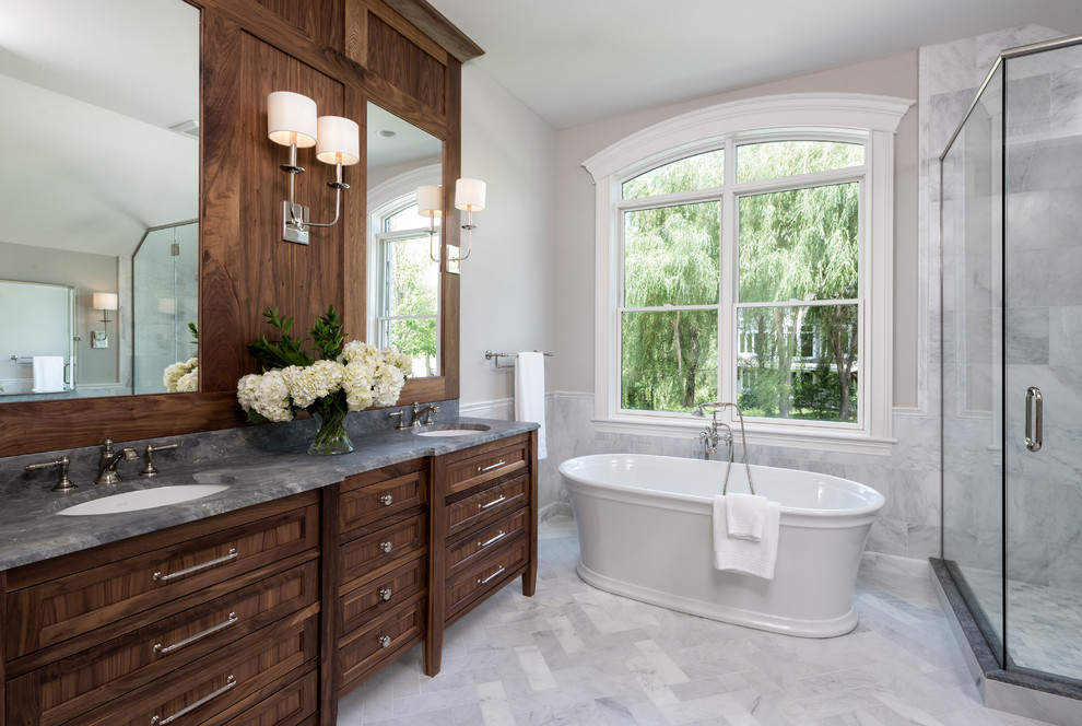 Idéer för att renovera ett vintage grå grått en-suite badrum, med marmorgolv, marmorbänkskiva, skåp i shakerstil, skåp i mörkt trä, ett fristående badkar, grå kakel, grå väggar, ett undermonterad handfat och grått golv