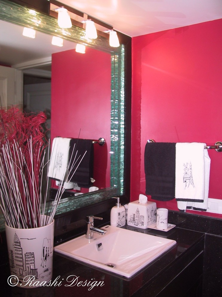 Réalisation d'une salle de bain design de taille moyenne avec un lavabo posé, des portes de placard noires, un plan de toilette en granite, WC suspendus, un mur rouge et un sol en marbre.