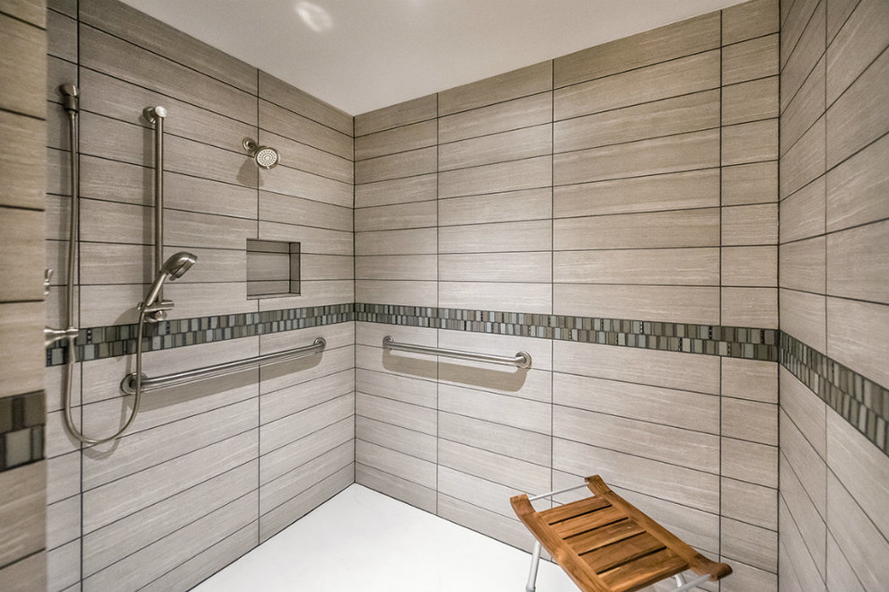 Inspiration pour une grande salle de bain traditionnelle avec un carrelage marron, des carreaux de porcelaine, un mur gris et un sol blanc.