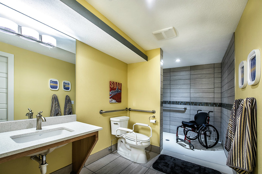 Idéer för stora vintage en-suite badrum, med en öppen dusch, grå kakel, porslinskakel, gula väggar, klinkergolv i porslin, ett undermonterad handfat, grått golv och med dusch som är öppen