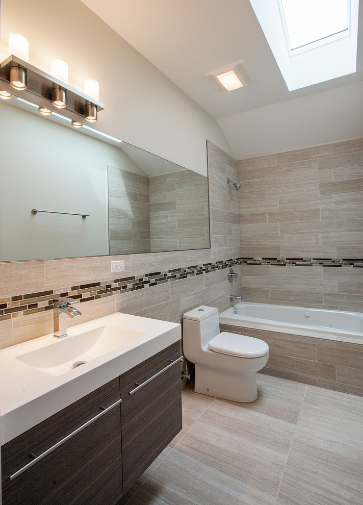Immagine di una stanza da bagno con doccia moderna di medie dimensioni con ante di vetro, top piastrellato e piastrelle beige