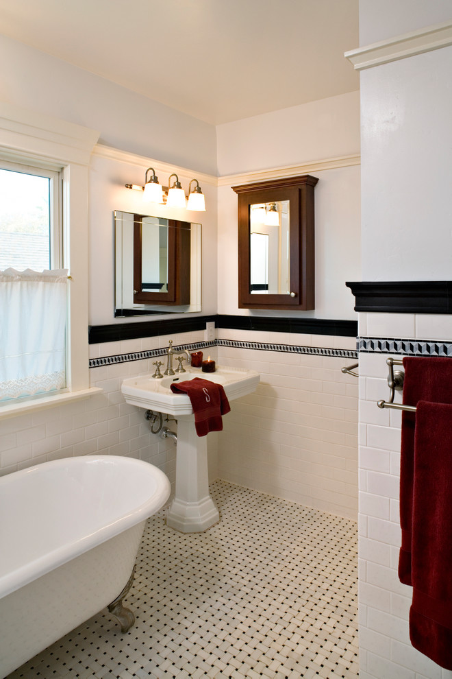 Inspiration för ett mellanstort amerikanskt badrum, med ett badkar med tassar, vita väggar, vinylgolv och flerfärgat golv