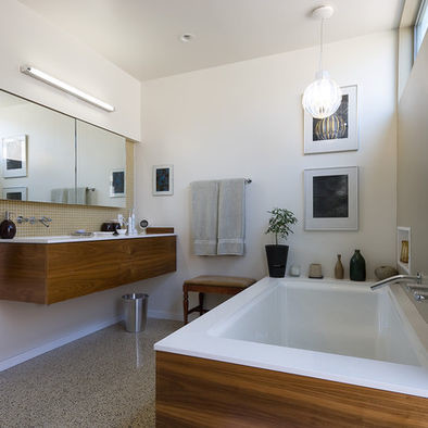 На фото: главная ванная комната в современном стиле с фасадами цвета дерева среднего тона, столешницей из искусственного кварца, бежевой плиткой и полом из терраццо